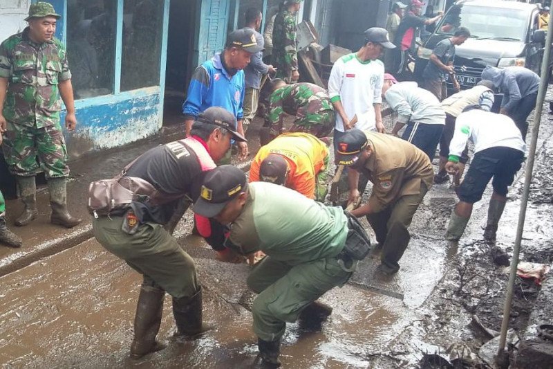 Proses pembersihan banjir bandang di Bondowoso, Jawa Timur. (Antarajatim/Perhutani/IS