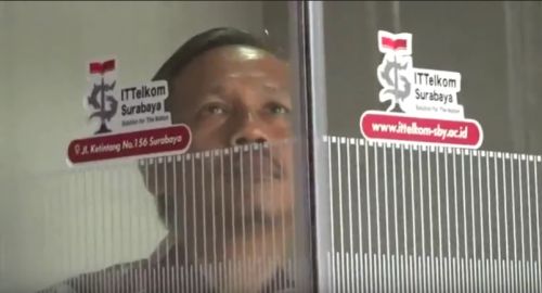 Rektor ITTS,  Tri Arief Sardjono berada di dalam bilik sterilisasi. (foto/metrotv)