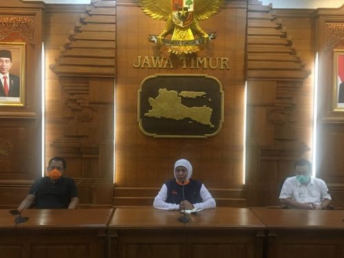 Gubernur Jatim Khofifah Indar Parawansa, saat memimpin jumpa pers kasus covid-19 di Jatim. (Medcom.id)