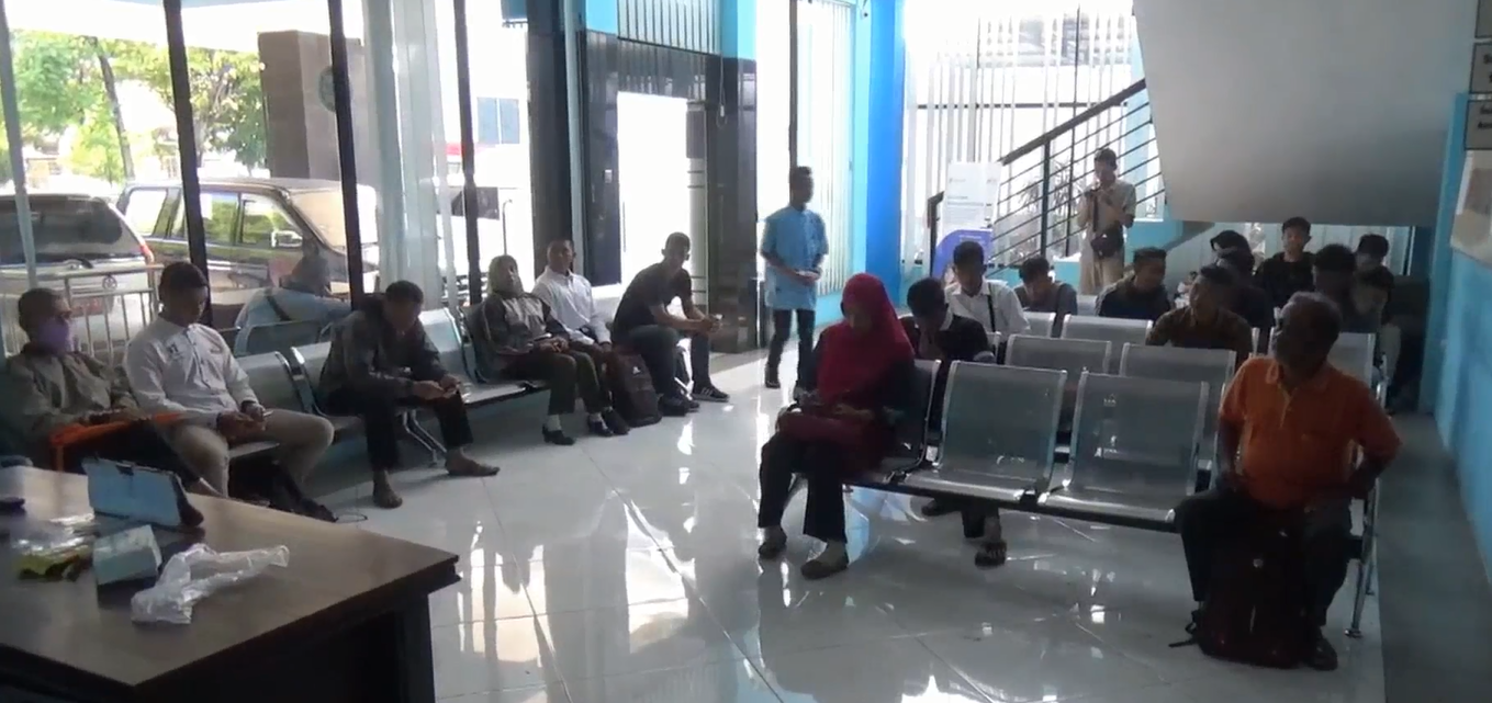 Antrean Dispendukcapil Nganjuk terlihat sepi paska adanya kebijakan baru yakni pengiriman keping e-KTP lewat pos. 