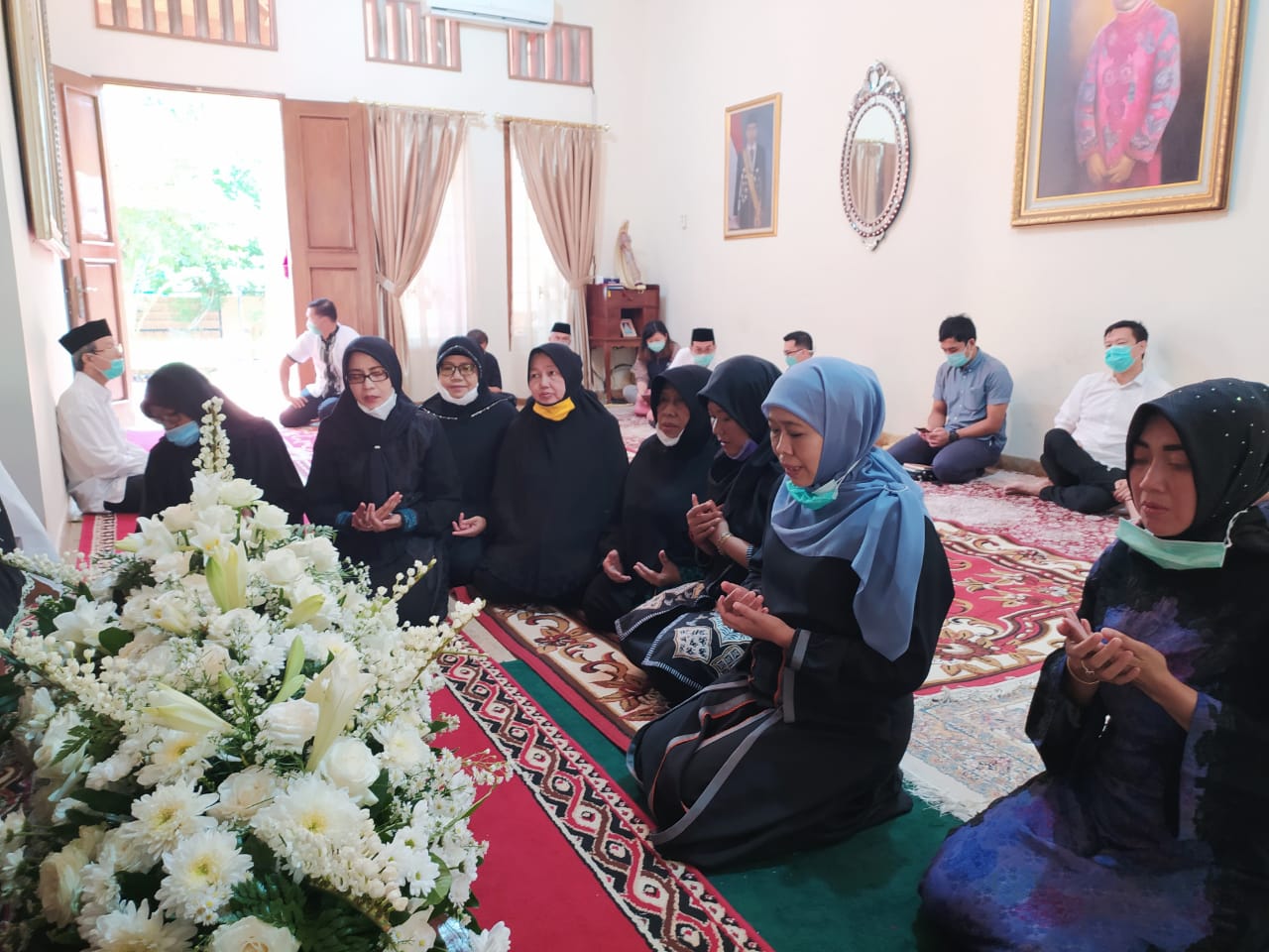 Gubernur Jawa Timur, Khofifah Indar Parawansa melayat ke rumah duka Ibunda Presiden Joko Widodo, Sudjiatmi Notomiharjo, di Jalan Pleret Raya, Kelurahan Sumber, Banjarsari, Solo.