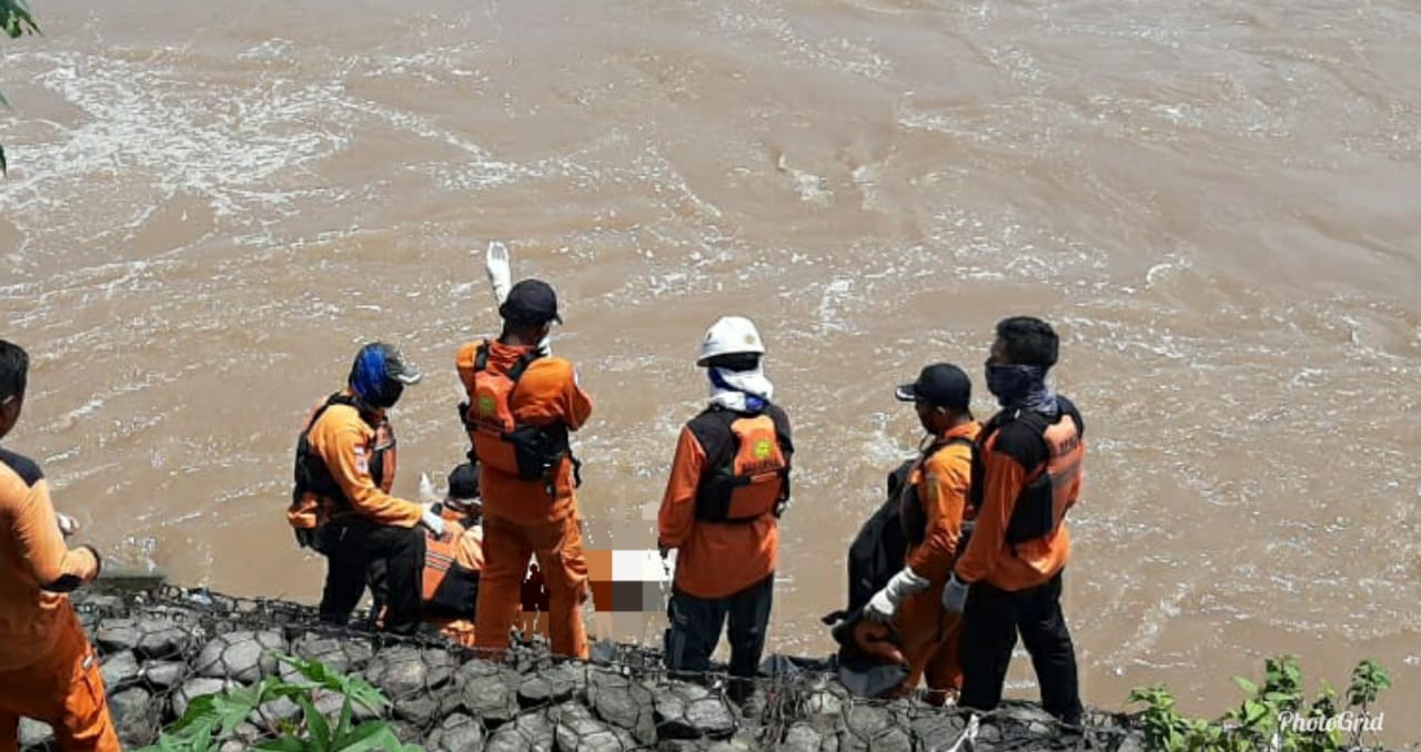 Tim SAR gabungan mengevakuasi jenazah  Agung Andri Asmoko dari sungai Brantas, Trenggalek