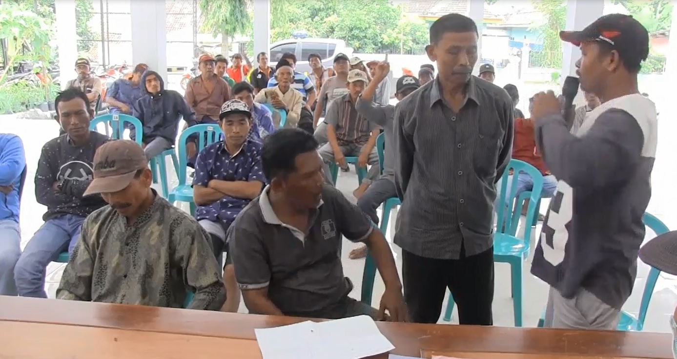 Warga Desa Barat, Kecamatan Padang, Lumajang ini emosi setelah uang iuran pembelian tanah untuk makam diduga dikemplang panitia