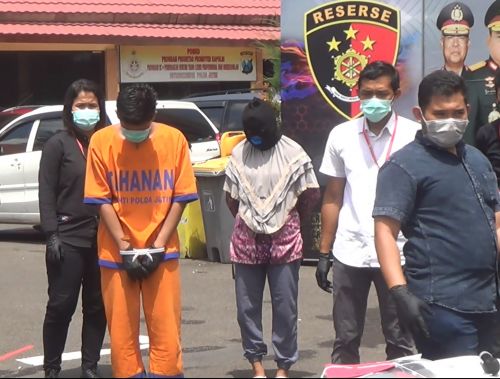 Tersangka Mujianto bersama istri  saat diamankan di Polda Jatim 