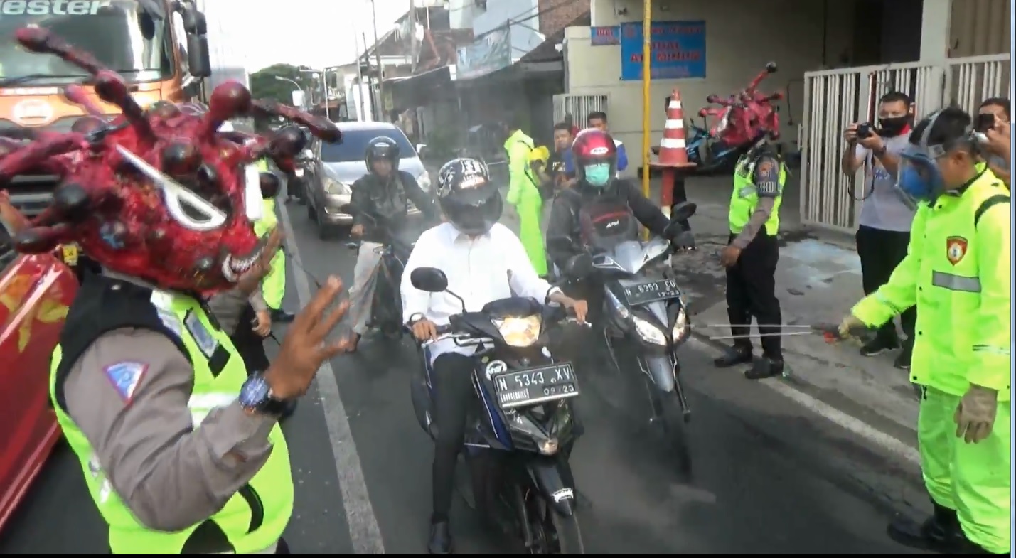 Aksi anggota Satlantas Polres Pasuruan dengan mengenakan helm korona saat memberikan imbauan jadi perhatian warga dan netizen