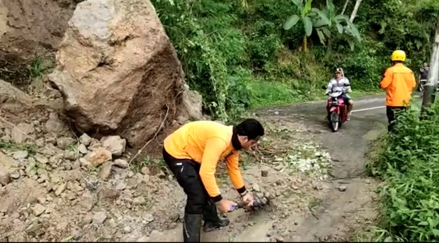 Longsor, Jalan Utama Obyek Wisata Telaga Ngebel Tertutup
