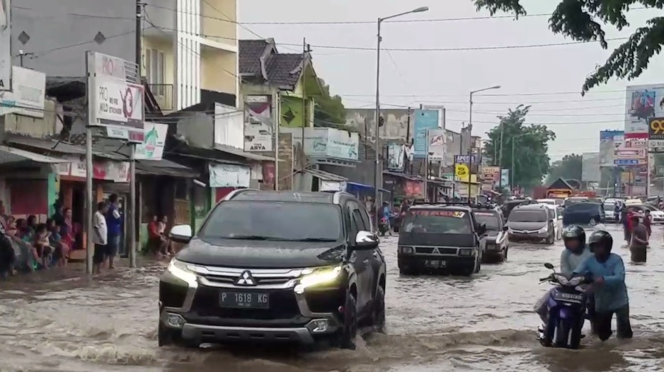 Banjir membuat kemacetan di sejumlah ruas jalan di Jember. (foto/metrotv)