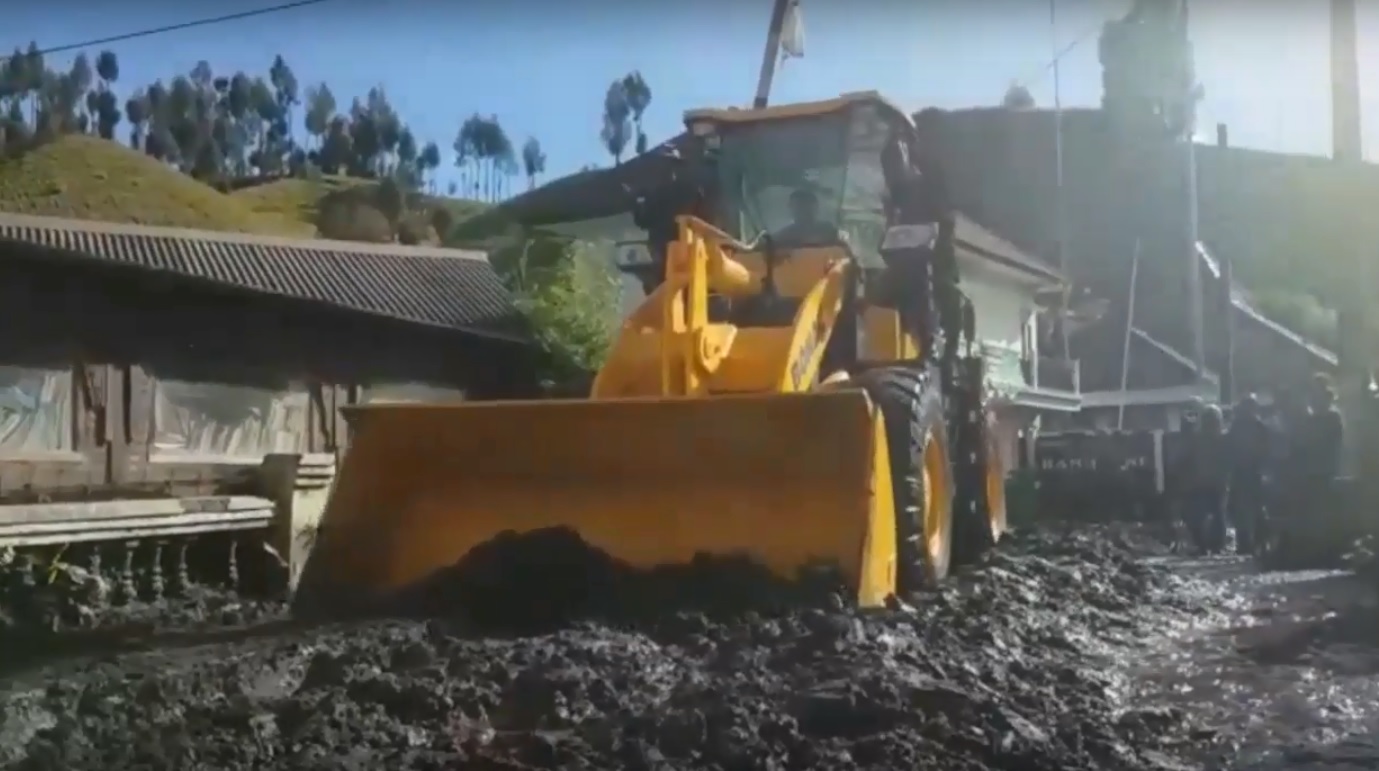 Banjir Lumpur Lumpuhkan Akses Jalan Lereng Gunung Semeru