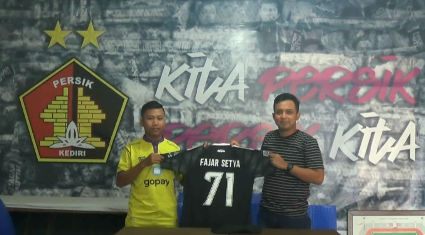 Rela Pecah Celengan untuk Beli Jersey Tim Kebanggaan, Sekaligus Bantu Sesama di Tengah Pandemi Korona 