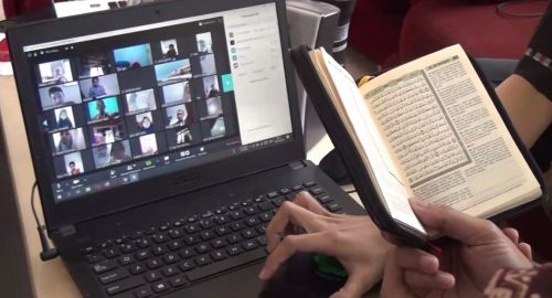 Siswa Al Falah Assalam Sidoarjo melakukan kegiatan khataman Al Quran via online. 
