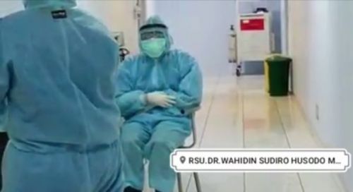 Video tenaga medis di Mojokerto yang melakukan ibadah salat dengan baju APD lengkap. (foto/ist)