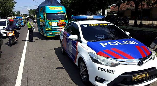 Upaya Ditlantas Polda Jatim memberikan pelayanan pengawalan truk muatan bahan pokok untuk menjamin ketersediaan kebutuhan mendasar masyarakat di tengah pandemi covid-19.