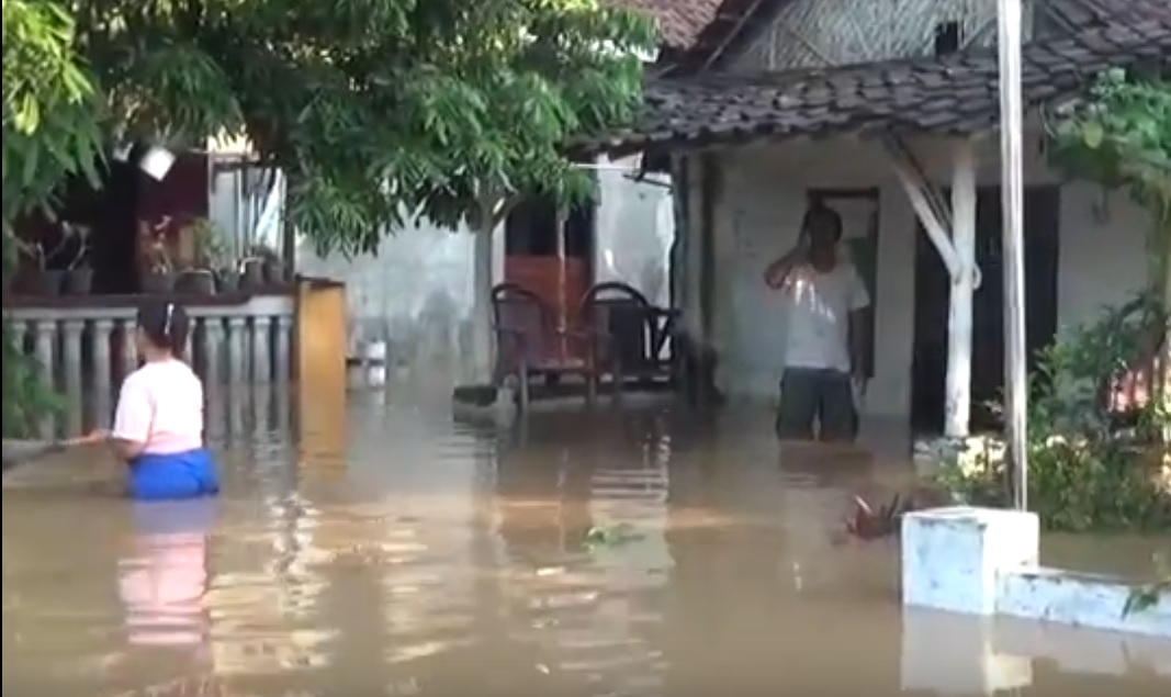 Banjir merendam ratusan rumah warga di Desa Kademangan, Kecamatan Mojoagung, Jombang. (foto/metrotv)