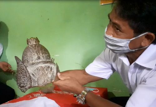 Mahkota berukir kepala naga ditemukan warga Blitar. (foto/metrotv)
