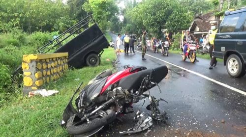Kondisi  kedua kendaraan mengalami rusak parah setelah terlibat kecelakaan 