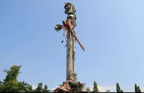 Patung dewa Kong Cho Kwan Sing Tee Koen  menyisakan puing-puing paska runtuh  (Foto: Metro TV)