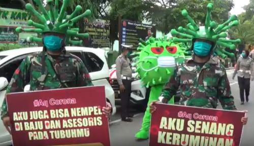 Anggota TNI menjelama menjadi virus korona di Operasi Semeru 2020 untuk memberikan edukasi kepada masyarakat. (foto/metrotv)