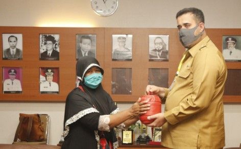 Berhati Mulia, Ibu Penjual Pecel Relakan Tabungan Umroh untuk Perangi Korona