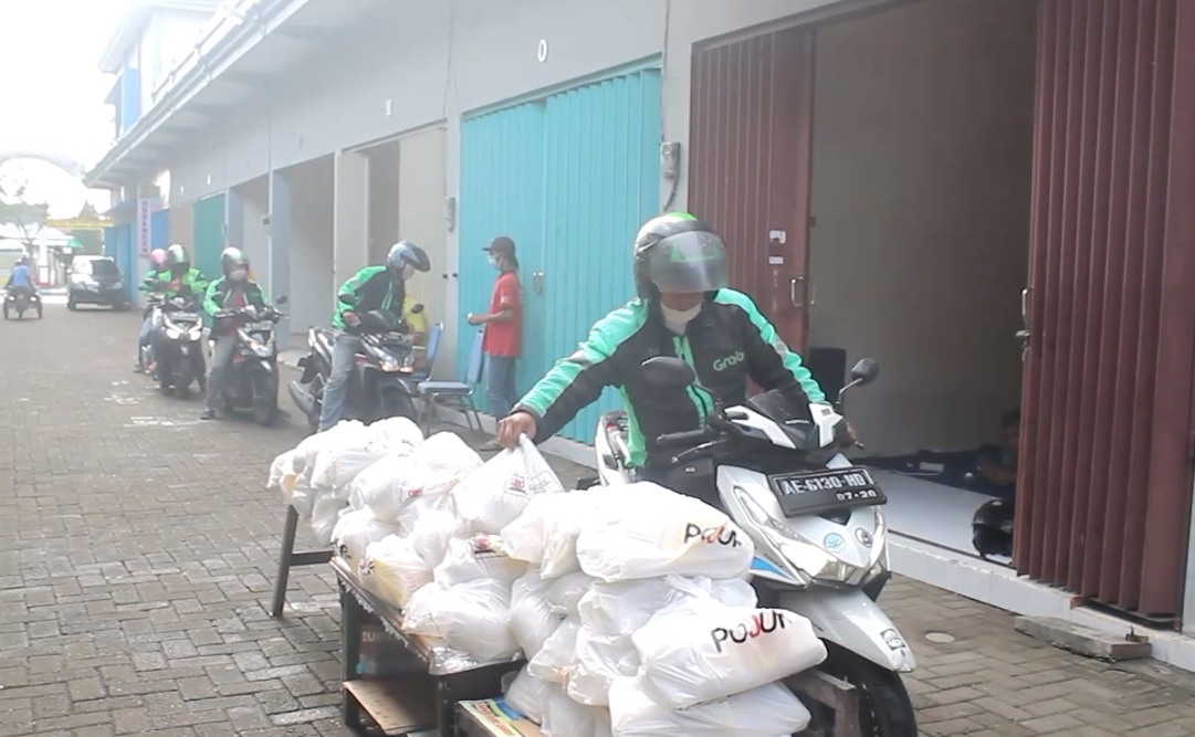 Pembagian sembako yang digelar K-Conk Mania ini berlangsung tertib tanpa kerumunan. (foto/metrotv)