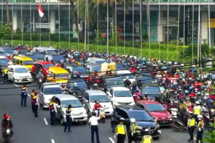 Kemacetan terjadi Bundaran Waru di hari pertama penerapan PSBB di wilayah Surabaya Raya. 