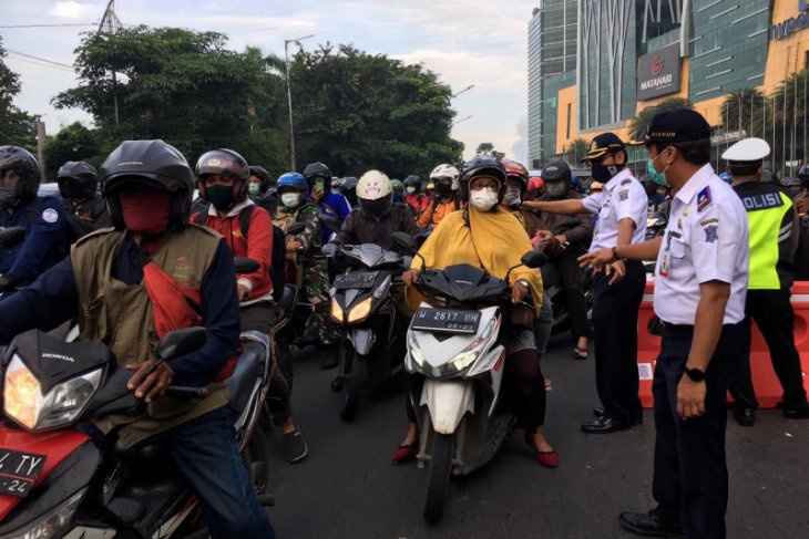 Penumpukan kendaraan terjadi di perbatasan Surabaya dan Sidoarjo,  tepatnya Bundaran Waru, Sidoarjo  pada hari pertama pelaksanaan PSBB di wilayah Surabaya Raya. (foto/antara)