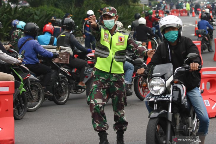 Salah satu lokasi check point di Bundaran Waru, Surabaya, Jawa Timur yang dijaga ketat  petugas gabungan. (foto/antara) 