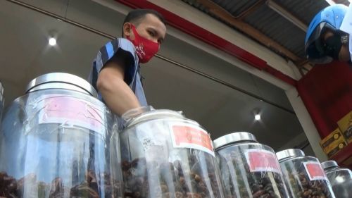 Penjualan kurma tetap laris manis di tengah pandemi korona, (foto : Metro TV)