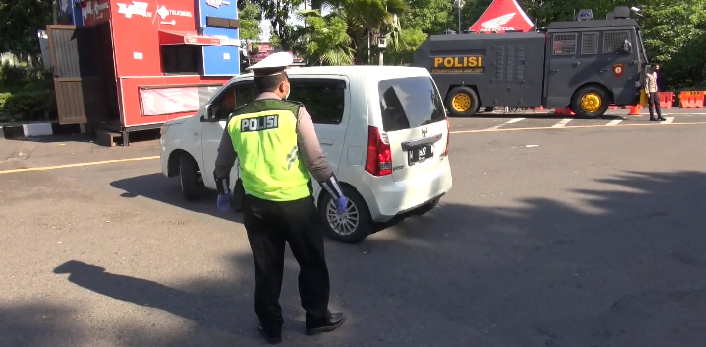 Petugas cek poin PSBB Cito dengan tegas meminta pengemudi yang tak melanggar PSBB agar putar balik dan tak masuk Surabaya (Foto :                                                                 Metro TV)