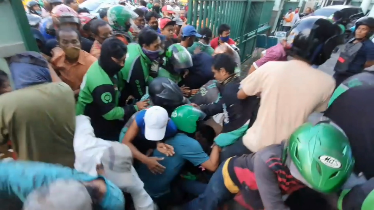 Pembagian sembako di Kantor Muslimat NU Surabaya berakhir ricuh. (Foto :MetroTV)