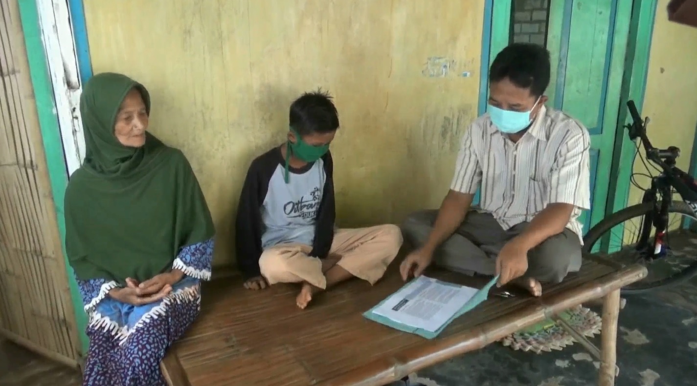 Hilmi Muhamad dengan semangat dan sabar mengantarkan tugas sekolah kepada sejumlah muridnya yang hidup di tengah keterbatasan (foto/metrotv)