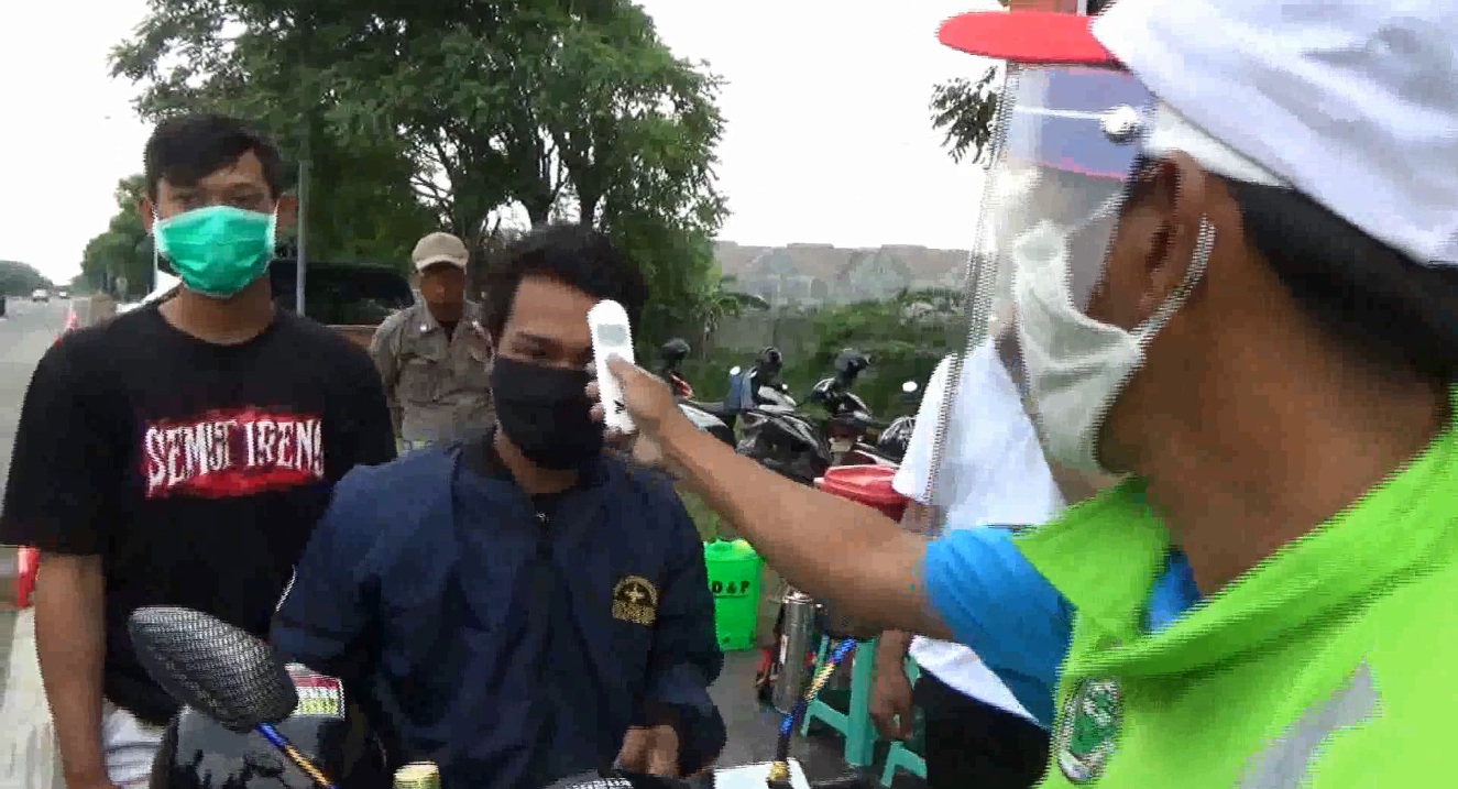 Dua remaja asal Tuban dicek suhu tubuhnya usai diamankan lantaran menerobos tol dengan mengendarai sepeda motor (foto/metrotv)