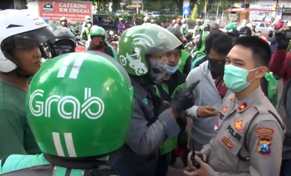 Belum kebagian takjil, puluhan ojol mengamuk di depan Kapolsek Genteng, Surabaya. (foto/metrotv)