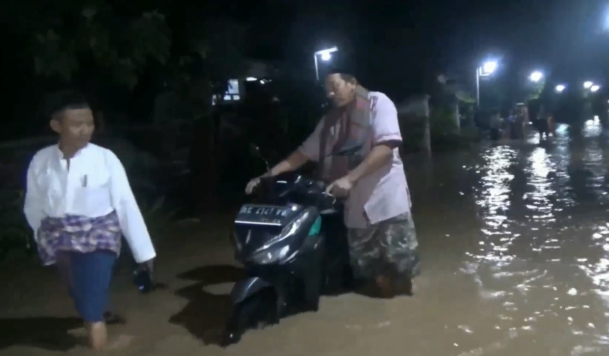 Sejumlah warga terdampak banjir mulai mengevakuasi kendaraan mereka ke tempat yang lebih tinggi agar tak terendem banjir (foto/metrotv)