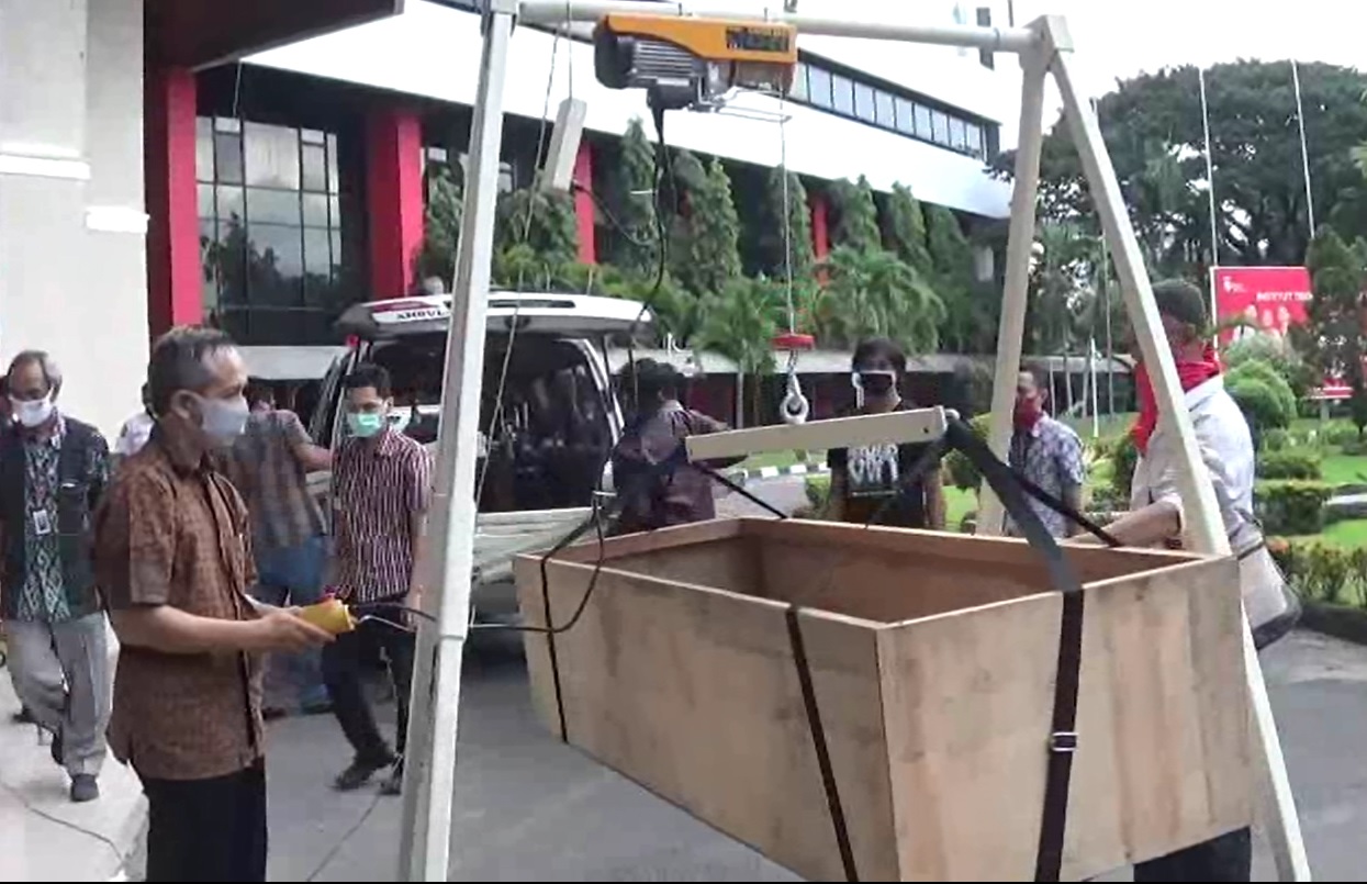 Tim IT Telkom Surabaya menguji coba crane otomatis untuk jenazah covid-19, namun alat ini masih butuh banyak penyempurnaan (foto/metrotv)