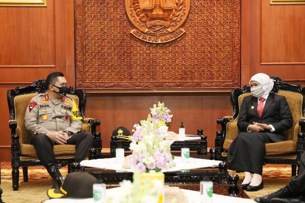 Kapolda Jatim baru, Irjen Pol. M. Fadil Imran saat bersilaturahim dengan Gubernur Jatim Khofifah Indar Parawansa di Gedung Negara Grahadi, Senin 11 Mei 2020 (foto/clicks.id)