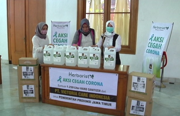 Bantu Jawa Timur Perangi Covid-19,  PT  Victoria Care Indonesia Serahkan 1.250 Liter Hand Sanitizer