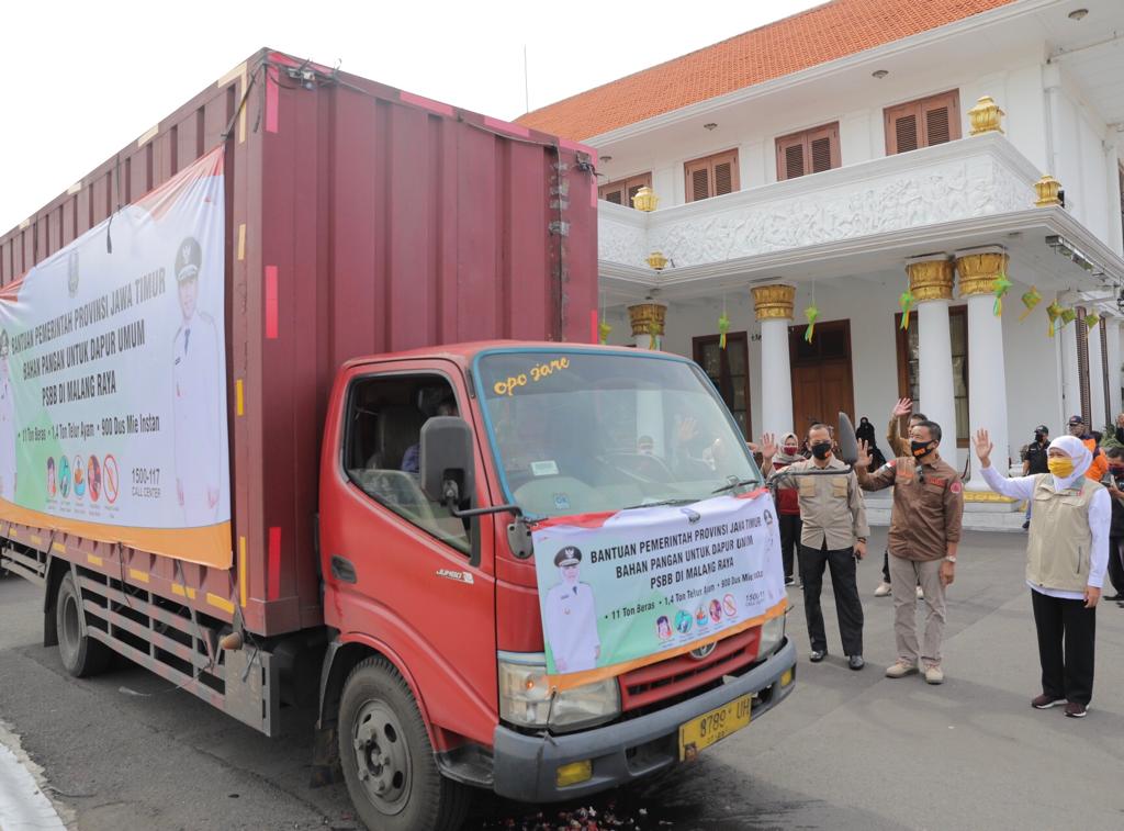 Gubernur Jatim Khofifah Indar Parawansa  memberangkatkan  bantuan bahan pangan untuk dapur umum Malang Raya di Halaman Gedung Negara Grahadi di Surabaya. (foto/humas)