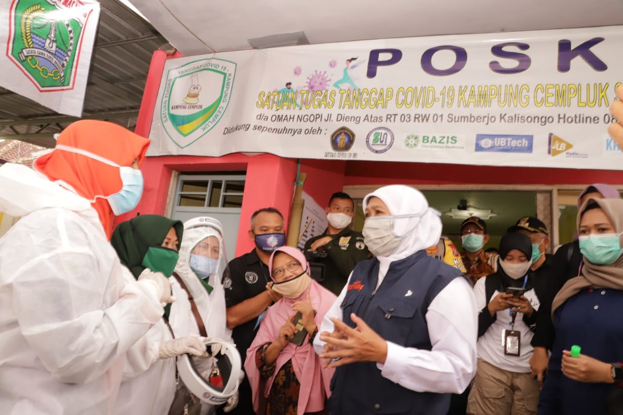  Gubernur Jawa Timur Khofifah Indar Parawansa saat mengunjungi Kampung Cempluk di Kabupaten Malang. (foto/humas)