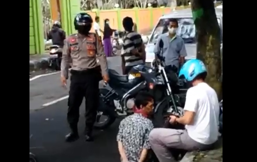 Penangkapan pengedar uang palsu di Jombang yang terekam video warga. (foto/metrotv)