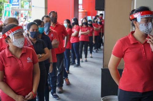 Pengawai dan pengunjung Apollo Supermall Tulungagung antri rapid test. (foto/antara)