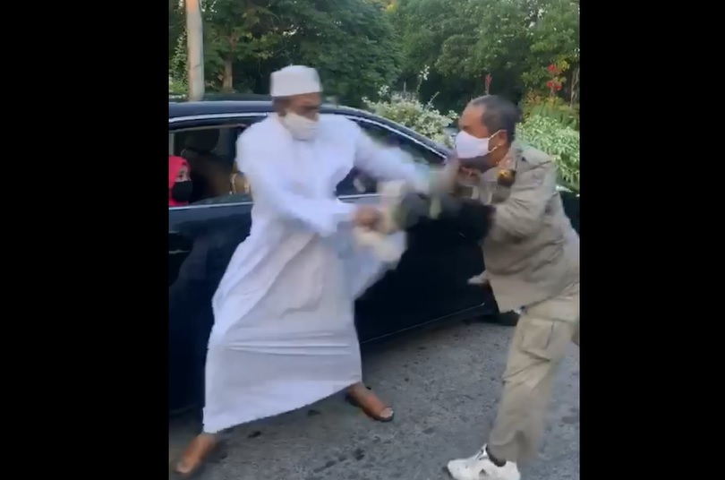 Tangkapan layar video insiden pertikaian Habib Umar Assegaf dengan petugas gabungan PSBB Surabaya Raya. 