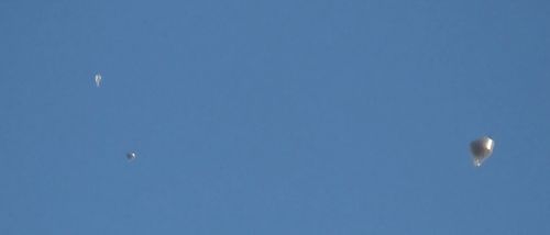 Balon udara tanpa awak masih nampak melayang di langit Ponorogo, meski sudah banyak melarang kegiatan tersebut (foto/metrotv)