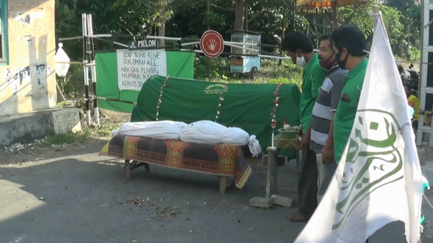 Bikin merinding, suasana Dusun Tondomulyo, Desa Gadungan, Kecamatan Puncu, Kabupaten Kediri ini  sengaja memasang portal dari kerenda mayat untuk mencegah keluar masuk warga di tengah pandemi covid-19 (foto/metrotv)