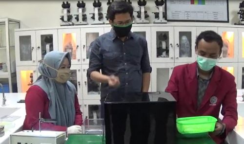 Dua Mahasiswa Universitas Muhammadiyah Surabaya (UMS) menunjukkan cara kerja alat sterilisasi barang belanjaan.  