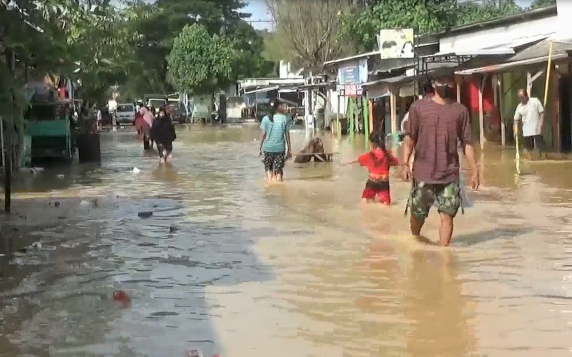 Air bercampur lumpur merendam ratusan rumah di Paciran, Lamongan. (foto/metrotv)