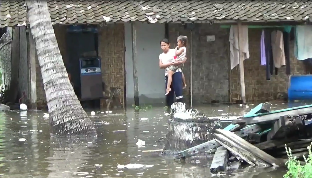 Kampung nelayan di Pantai Sine Tulungagung terendam banjir rob. (foto/metrotv)