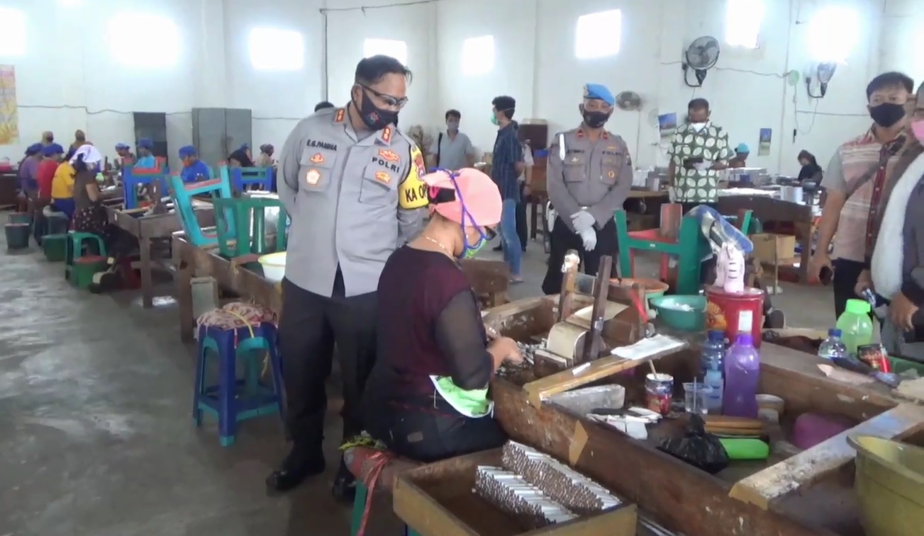 Kapolres Tulungagung AKBP Eva Guna Pandia melihat langsung aktivitas karyawan pabrik rokok Trubus Alami di tengah pandemi (foto/metrotv)