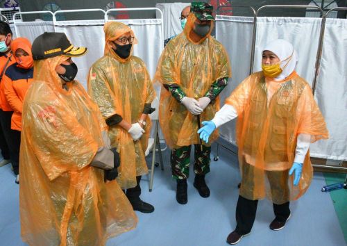 Gubernur Jatim Khofifah Indar Parawansa mendampingi kunjungan dari Panglima Komando Gabungan Wilayah Pertahanan II (Pangkogabwilhan II), Marsekal Muda Imran Baidirus saat mengunjungi RS Lapangan covid-19 (foto/clicks.id)