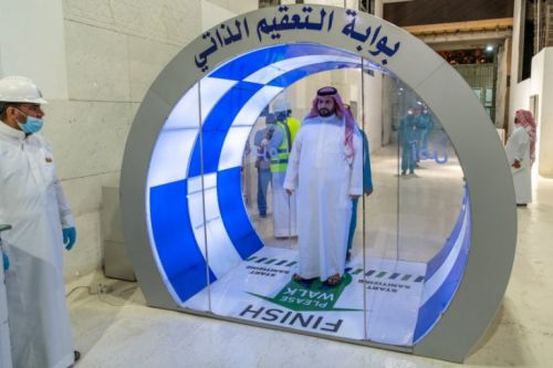 Otoritas Arab Saudi memasang gerbang sterilisasi di pintu Masjidil Haram Mekkah dan Masjid Nabawi Madinah guna menahan laju penyebaran virus korona. (foto/ Antara/ Handout Kementerian Komunikasi dan Teknologi Informasi Saudi)