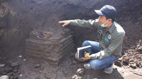 Arkeolog Balai Pelestarian Cagar Budaya Jawa Timur, Wicaksono Dwi Nugroho memeriksa umpak peninggalan Majapahit yang ditemukan oleh pengerajin batu bata merah (foto/metrotv)